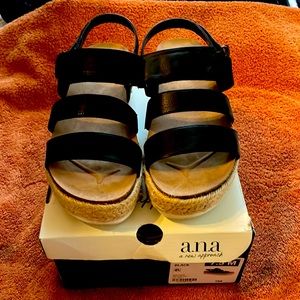 Black strap sandals 7.5